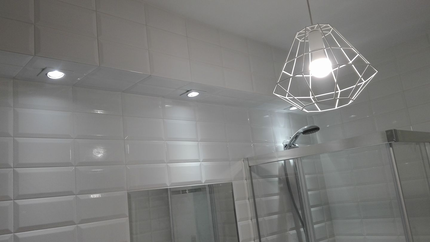 Łazienka białe kafelki 10x20, płytki patchwork na podłodze, kabina prysznicowa z brodzikiem