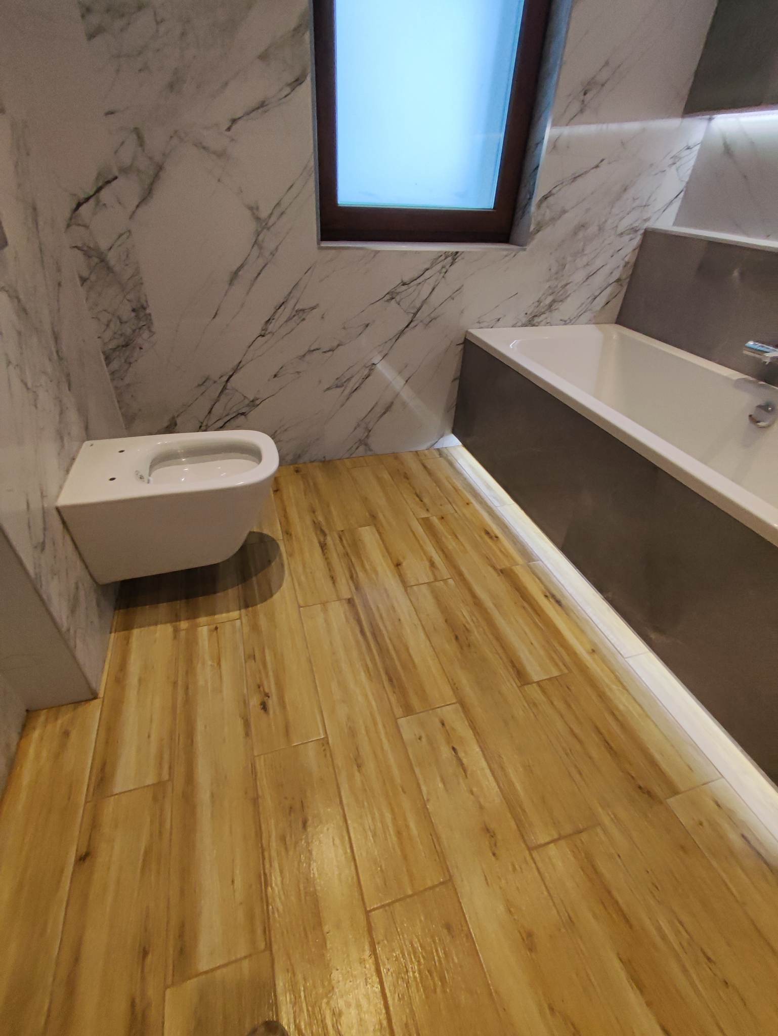Łazienka w stylu biały marmur oraz panele drewnopodbne