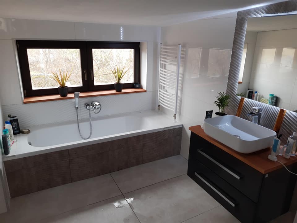 Łazienka w nowoczesnym stylu doświetlona oknem, jasne płytki